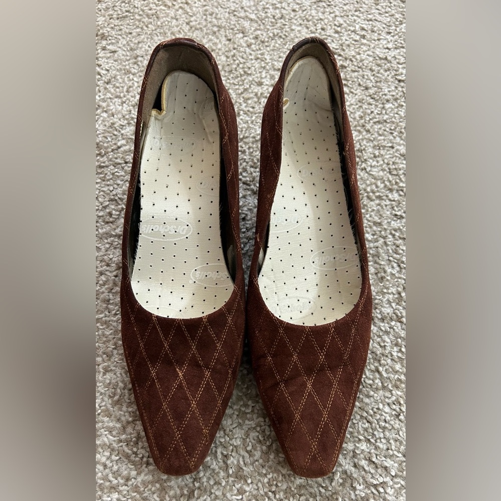 Kenneth Cole Brown Suede Quilted Pump (8.5B) Circa 1990s